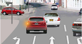 Alert driving and consideration for other road user - What should a driver do when continuing straight ahead in the middle lane?